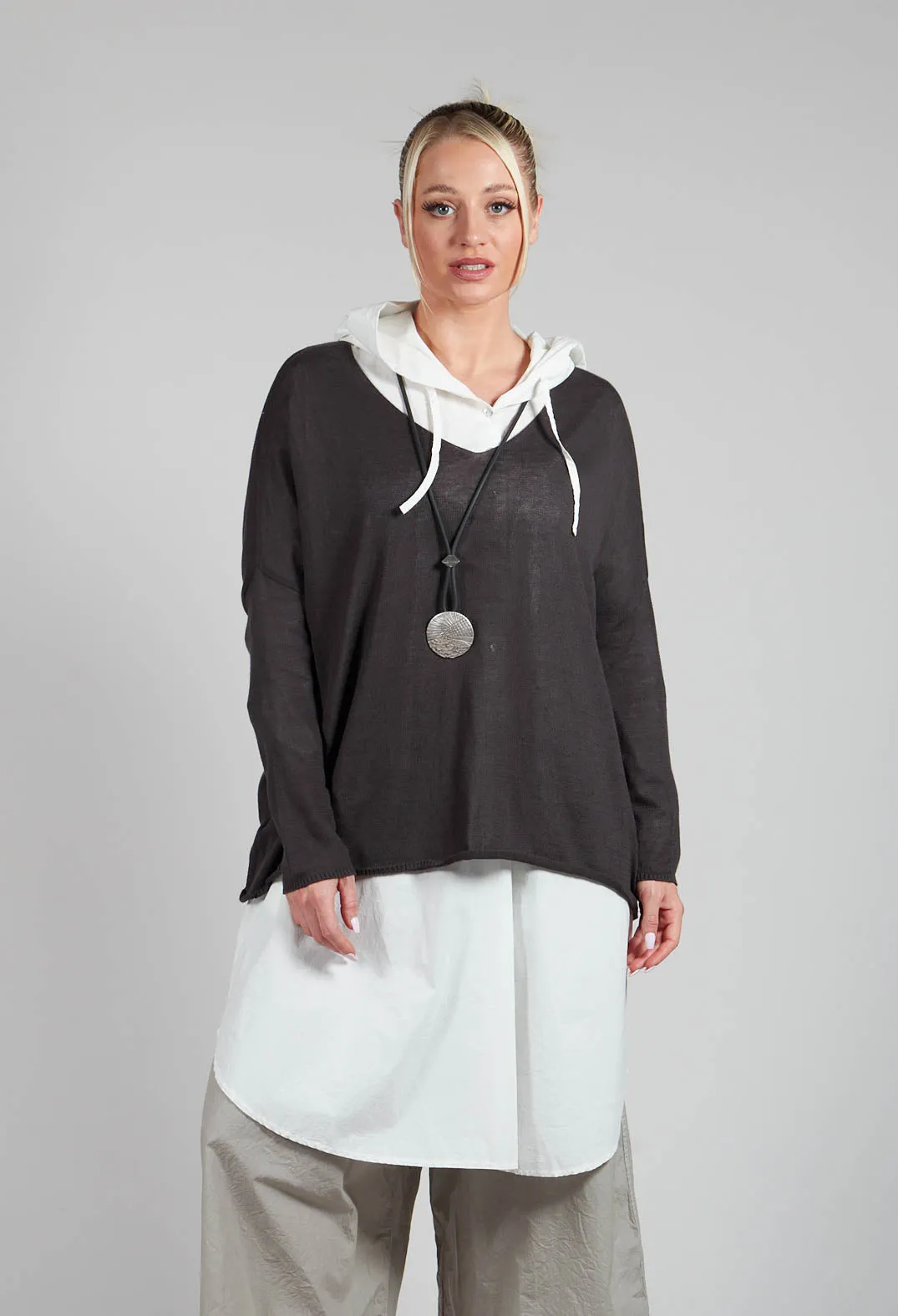 Scollo V Jumper in Charcoal