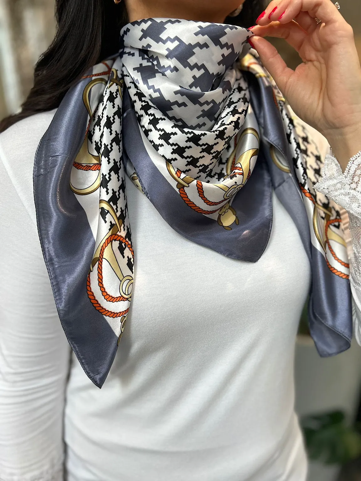 White Silk Style Dogtooth Link Scarf